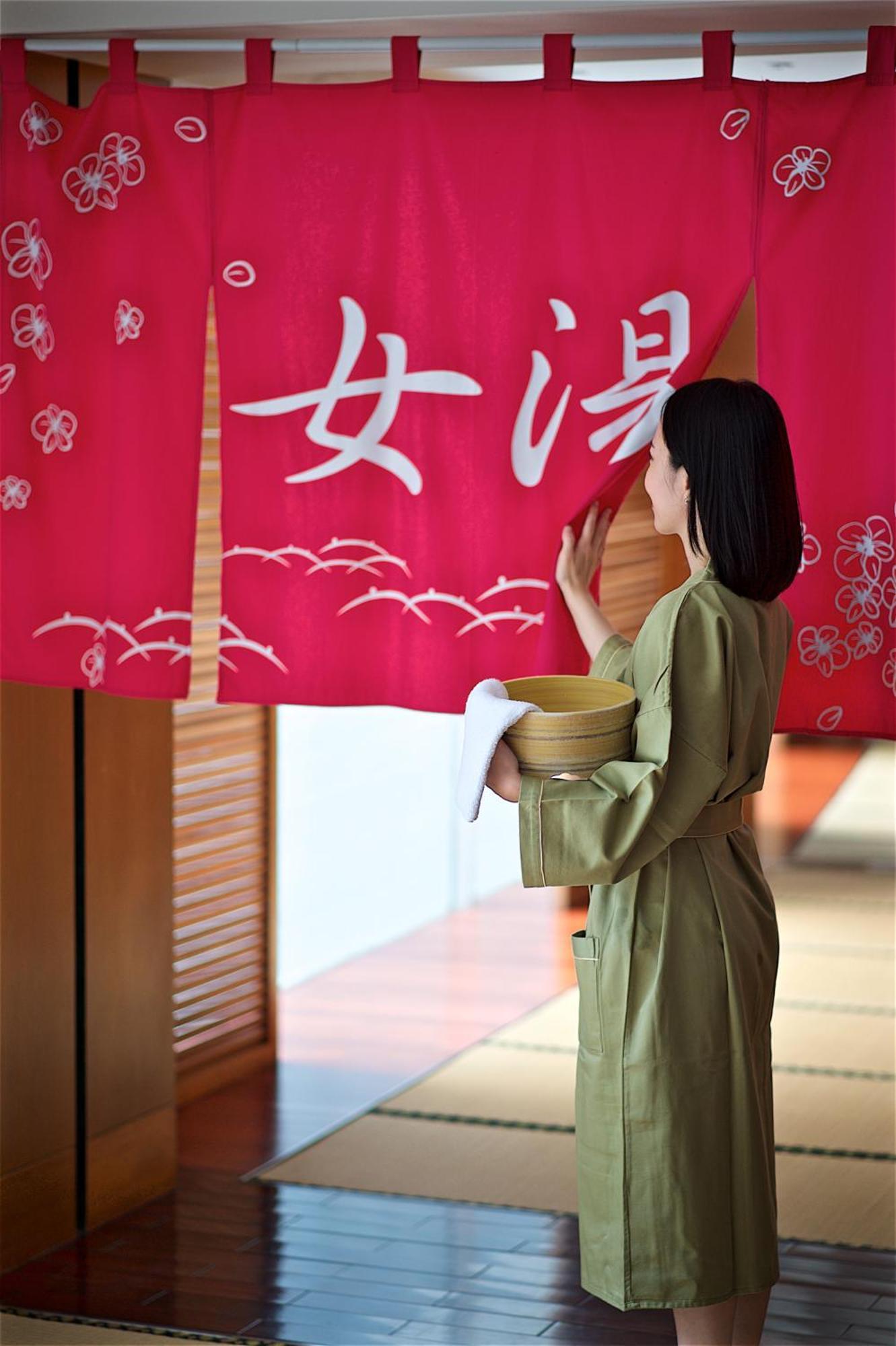 Hotel Royal Chihpin Wenquan Exterior photo A woman in a yukata