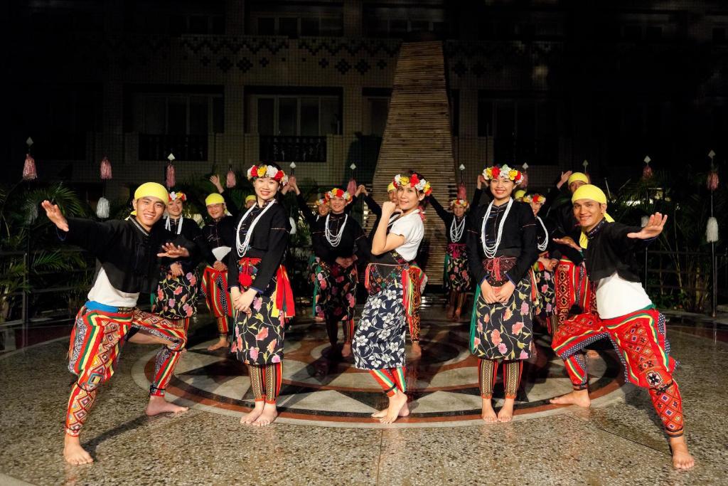 Hotel Royal Chihpin Wenquan Exterior photo The Tausug people of Sulu, Philippines, performing the Tausug dance.